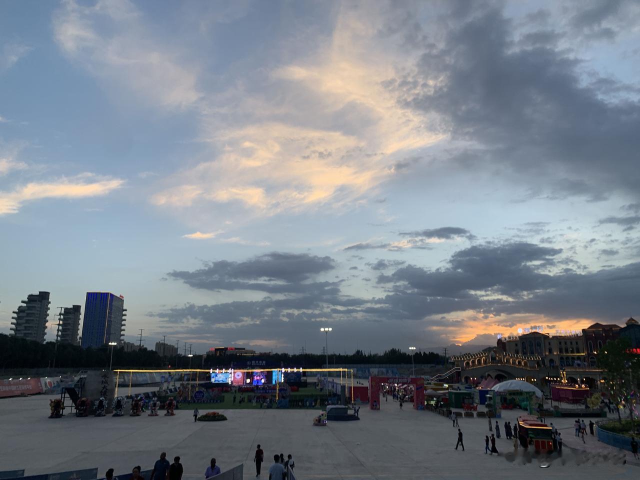喀什水城夜色真美………


红灯摇影入清溪，

一城夜色一城诗。

晚风拂面，光