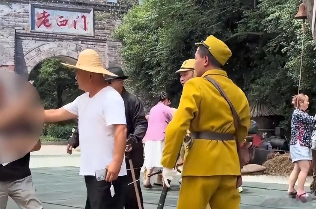 【如何评价景区“鬼子”被暴揍？孙玉良：给日本军国主义敲响警钟】近日，安徽蚌埠禾泉
