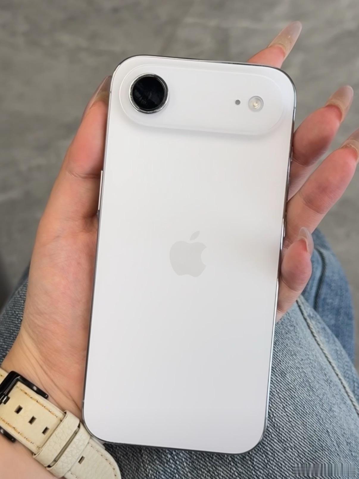 我只能说前段时间我们做了一期华为、三星、苹果三款Air的对比，说实话就拿续航来说