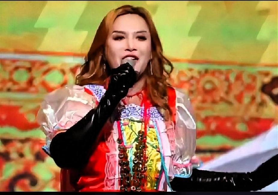 网红歌手那艺娜在南昌演出前意外摔倒，导致脊椎受伤，无法下地行走，多场演出被迫延期