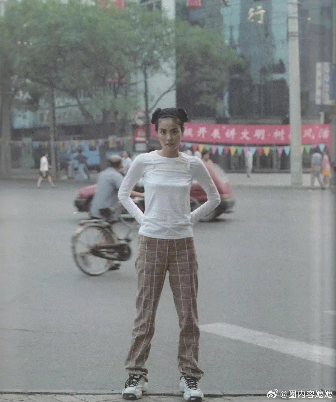 #王菲# 1997年拍的照片，脚上的鞋好前卫，引流时尚潮流啊。 ​​​