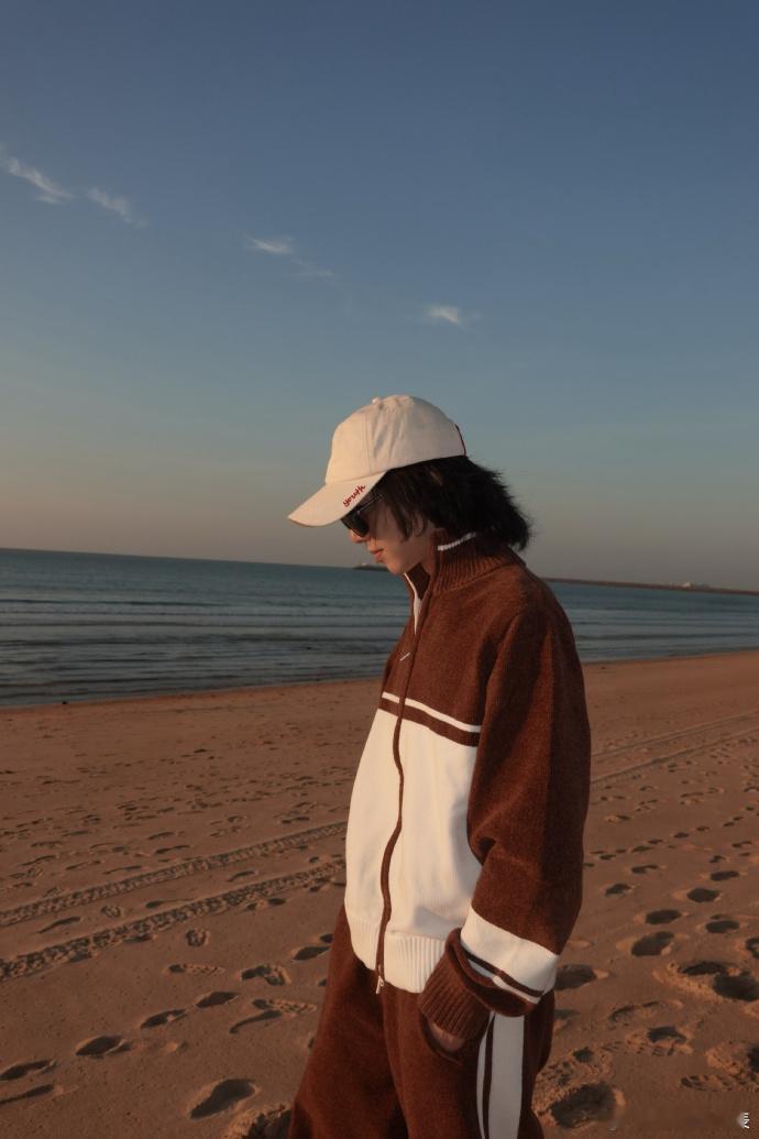 华晨宇每张都是氛围感男头 看在海边与夕阳对话，光影勾勒出迷人轮廓。这般随性自在的