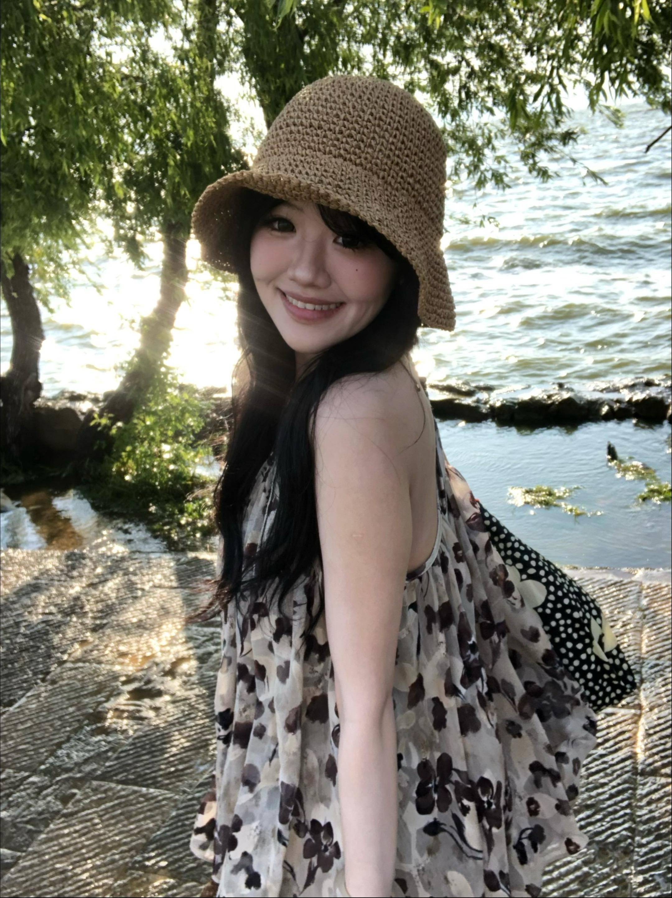 让我偷偷看你 在你回眸的微风里