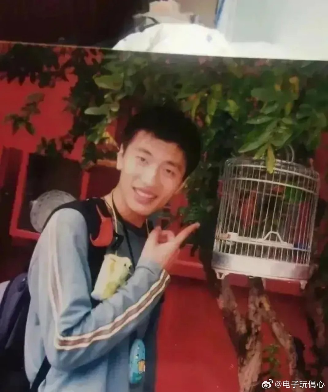 张雪峰大学时期青涩照片曝光！阳光痞帅似青松，进娱乐圈没问题 