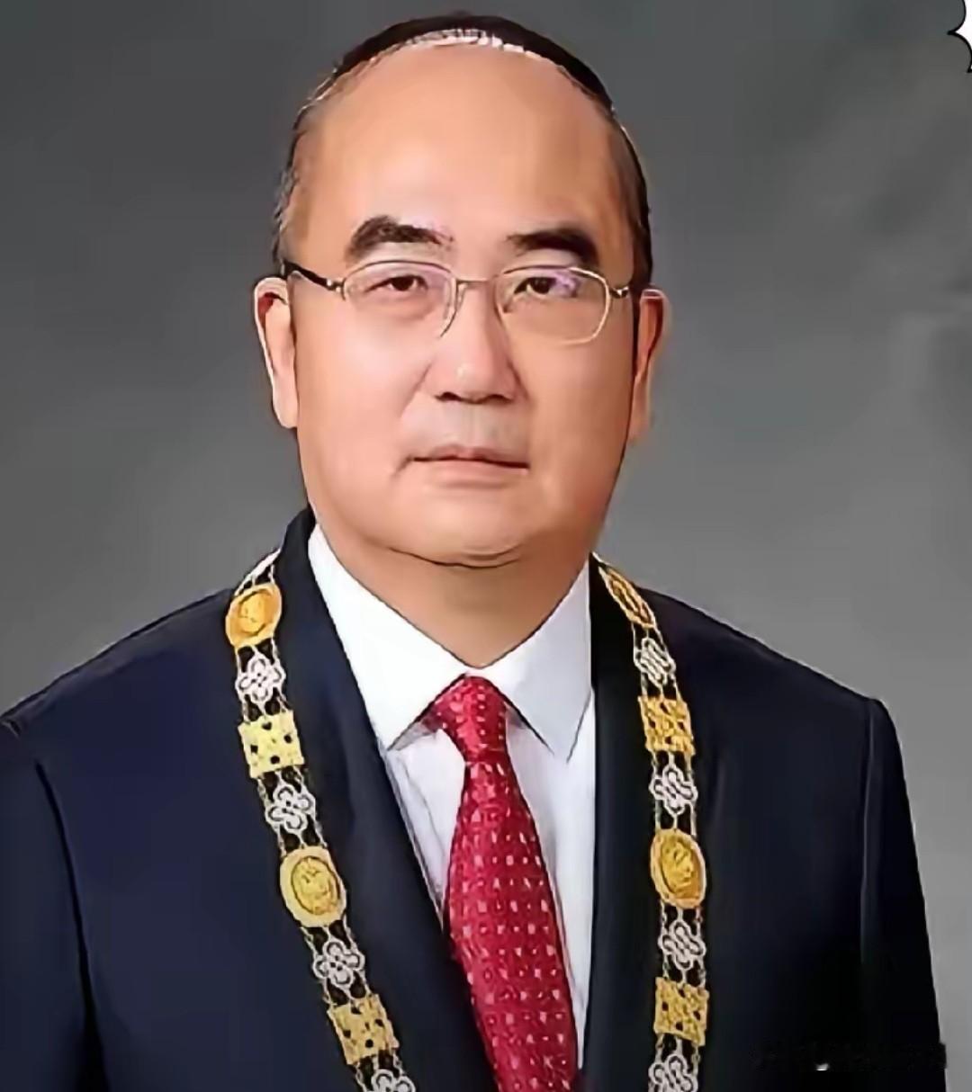 2026年，确诊渐冻症第八年的张定宇，依然守在医疗一线。
 
渐冻症像给身体慢慢