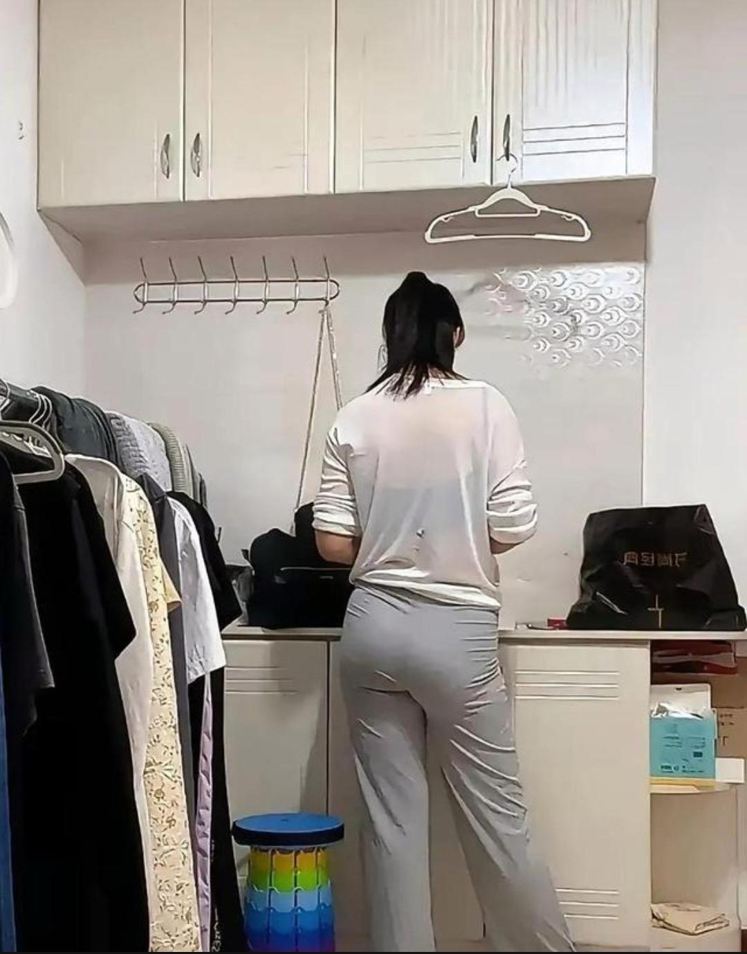 大哥又要出门打工了，刚休完假，心里最放不下的就是老婆。她在家里一个人扛着，大哥在