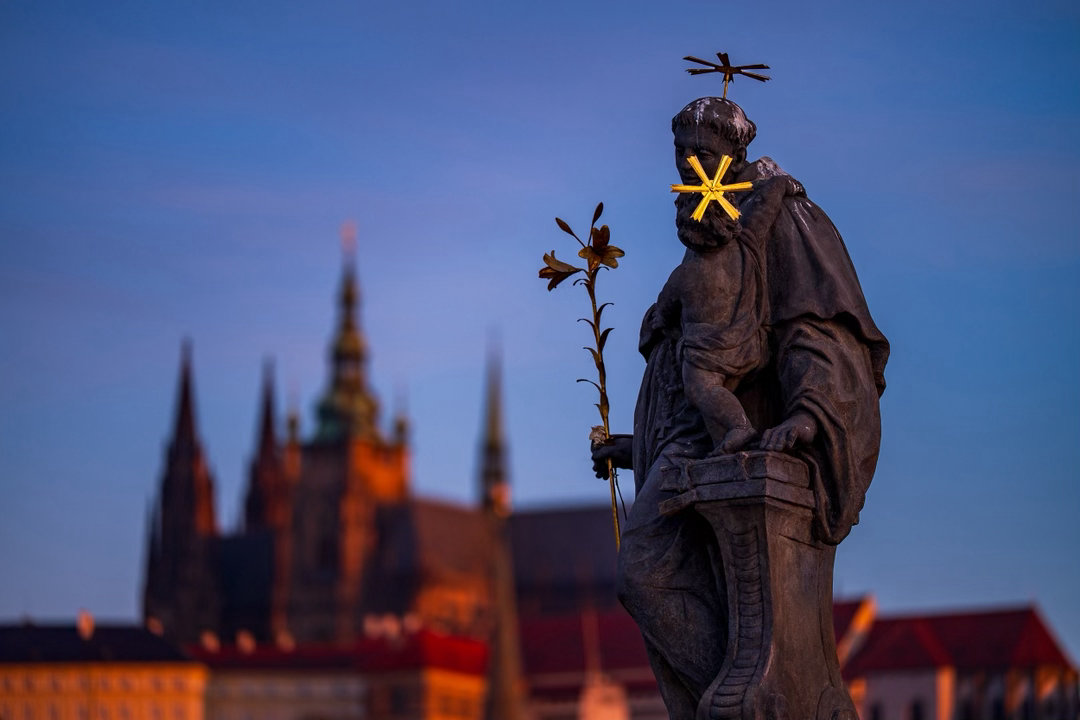 布拉格的清晨。火烧云云刚刚被点亮，查理大桥还没有被人潮填满，石板路、灯光、塔楼和