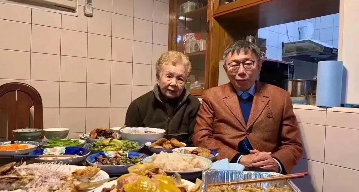 柯文哲与柯妈妈晒年夜饭照片。母子温馨。