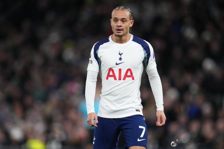 水了？！热刺6500万欧高价签22岁西蒙斯，英超21场仅1球表现低迷2月23日热