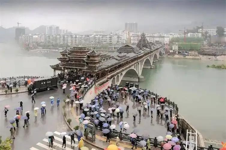 说到贵州省玉屏县的桥梁建筑，玉屏风雨桥是很有特色的一个，这座桥梁的总长度大约为1