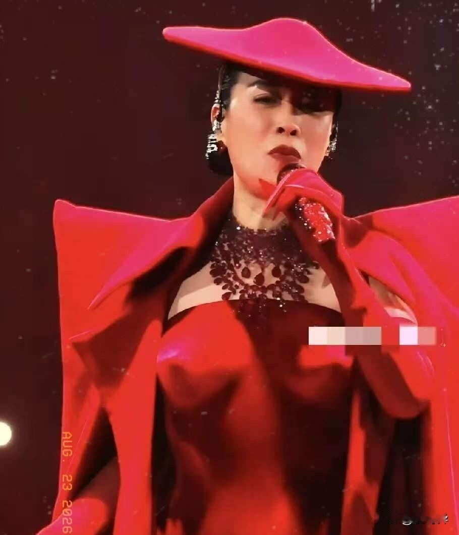 雷死人，那英此次演唱会的造型简直丑到了极点。
说真的，她也是上了年纪的大妈了，还