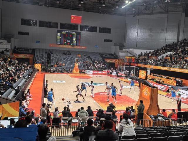 7日晚，北京北汽男篮在CBA杯长沙赛区的小组赛第三轮比赛中，以95比99遗憾负于