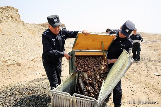 [比心]中国每年报废上亿颗子弹，需要派专人爆炸销毁，为什么不直接分发给士兵让他们