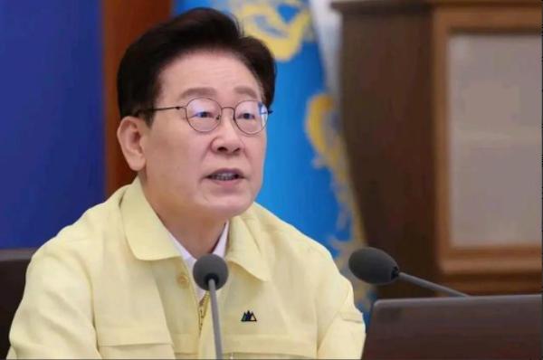 李在明，真是老狐狸中的老狐狸。特朗普要求韩国给美军掏出100亿军费，顺便帮助美国