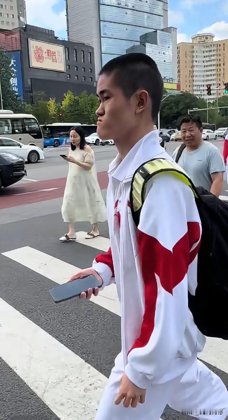 小伙穿的这身运动装比较好看，感觉这种短裤比长裤看起来更干净利落，穿着显得轻手利脚