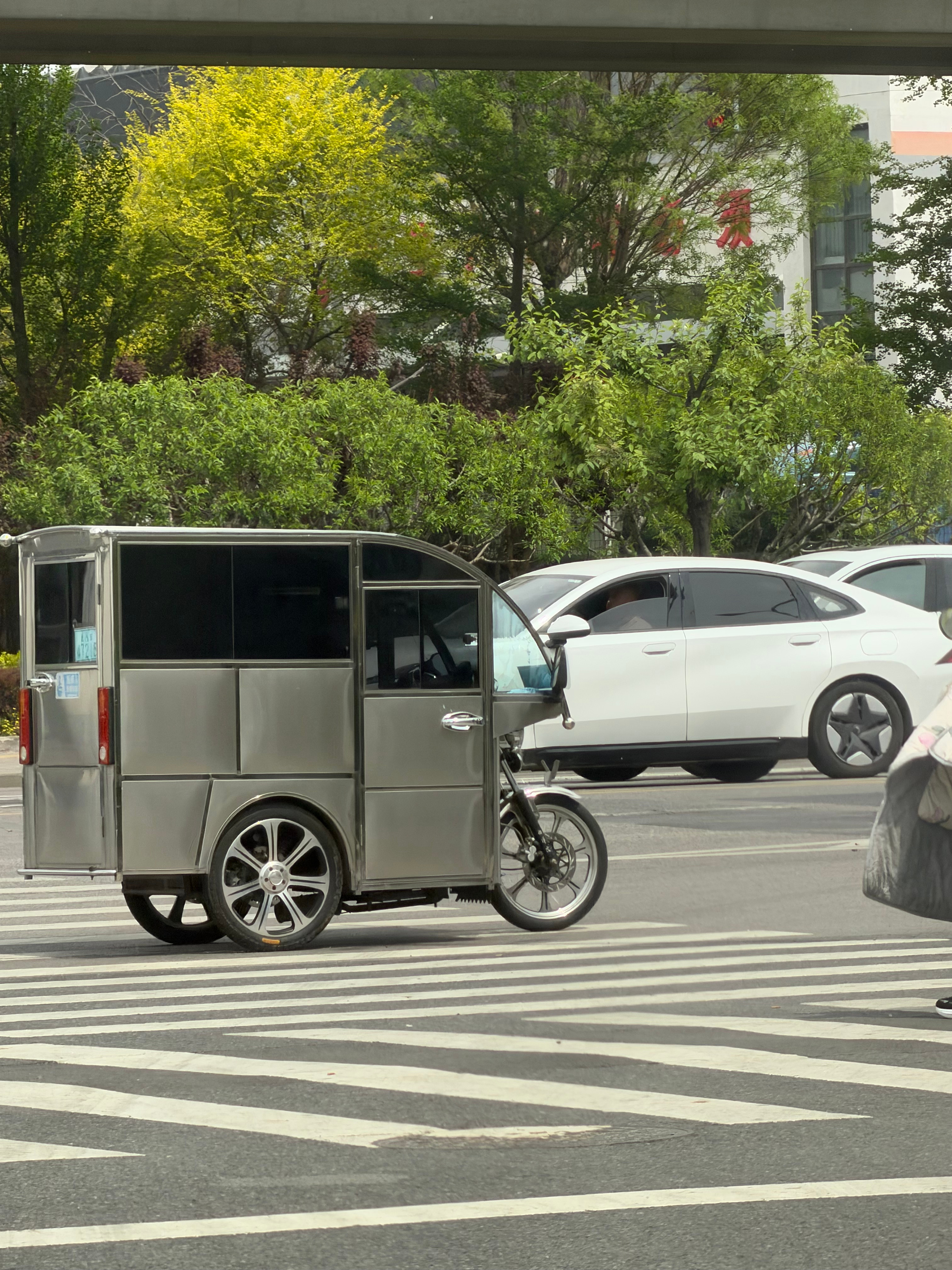 这可能是我见过最帅的三轮车，果然得轮子大，脚大江山稳 北京·北京首都国际机场