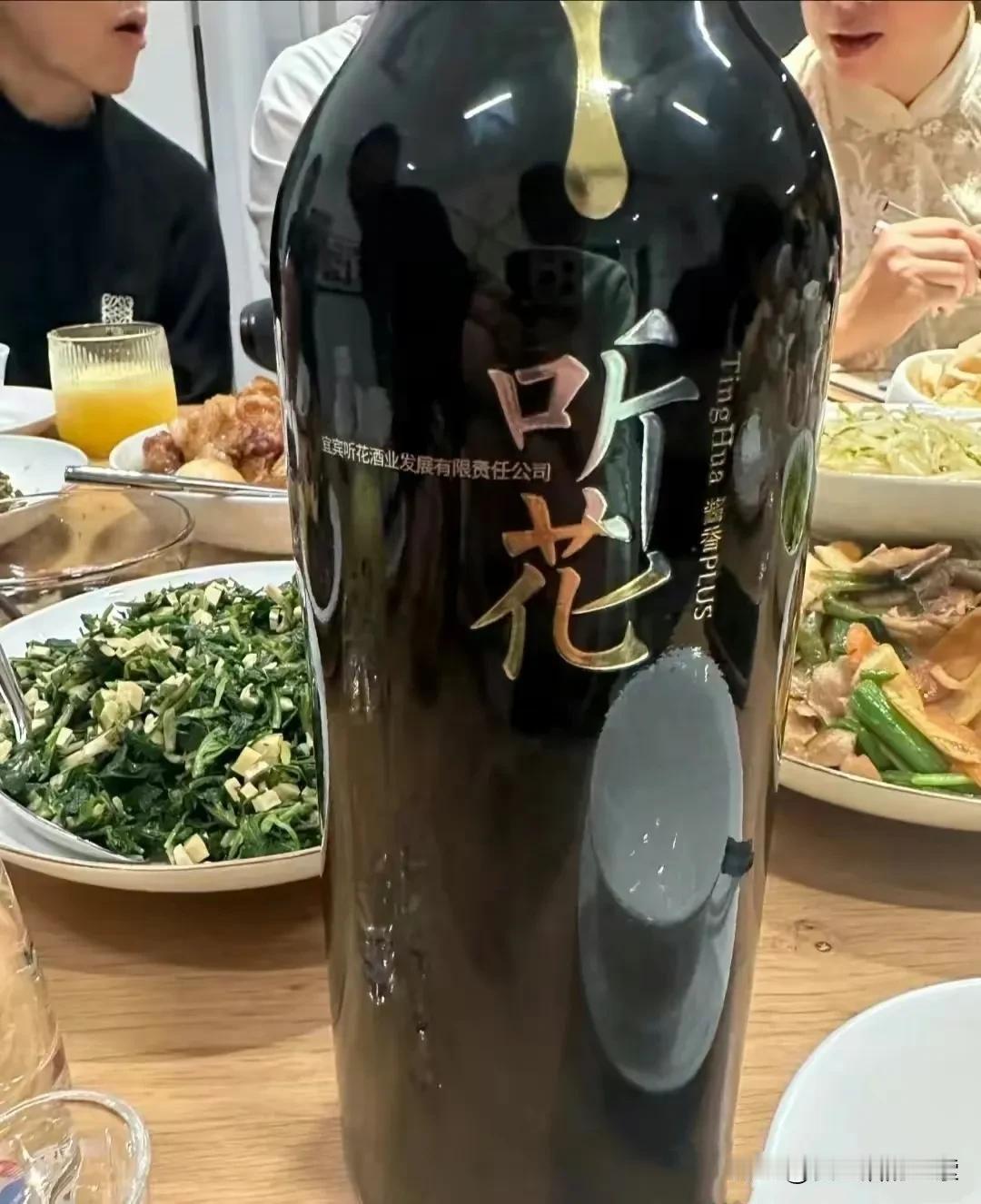 在新年前的一次朋友聚会上，有人带来了一瓶听花酒，这让我第一次见识到了这种酒。朋友