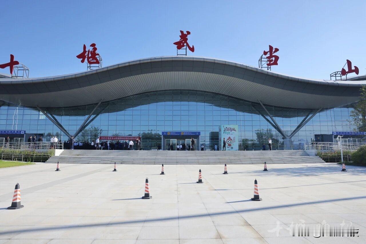 十堰直飞韩国和香港航线来了。根据国家口岸管理办公室批复，今年10月15日至11月