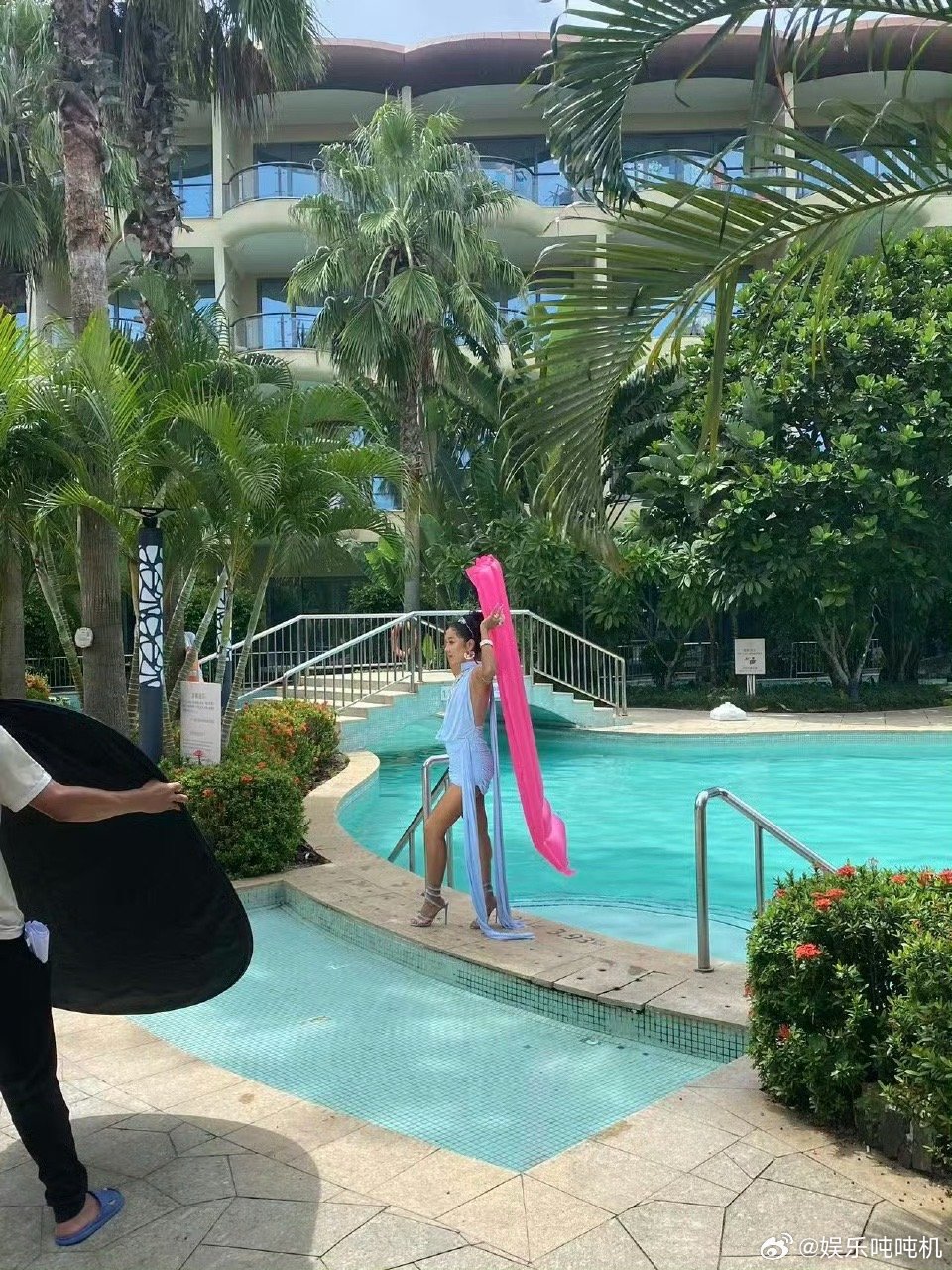 万宁偶遇吉克隽逸 吉克隽逸在万宁被偶遇，穿搭夏天又时髦，举充气漂浮板的动作有点奇
