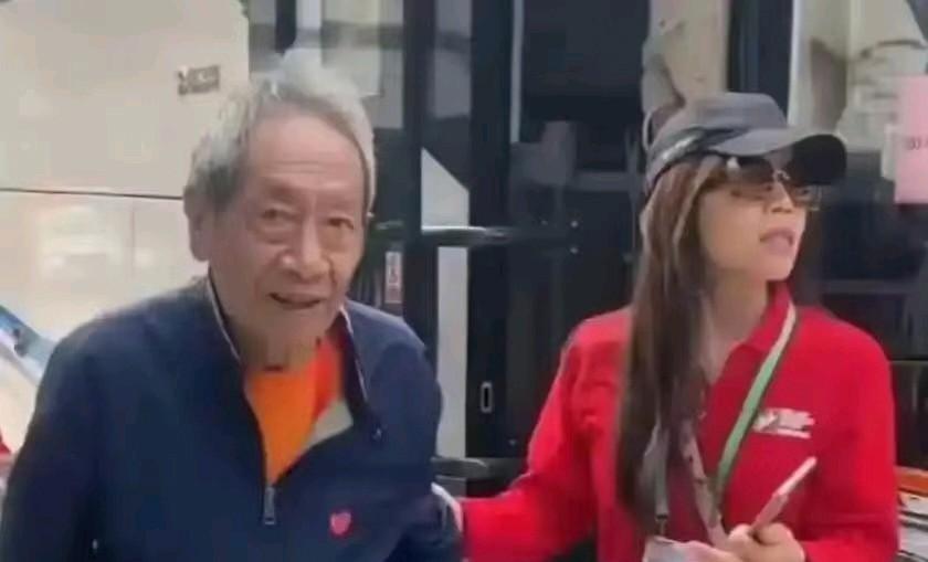 79岁的王奎荣与小37岁的妻子，孕育两个孩子，两人早年的婚事不被身边的亲朋好友看
