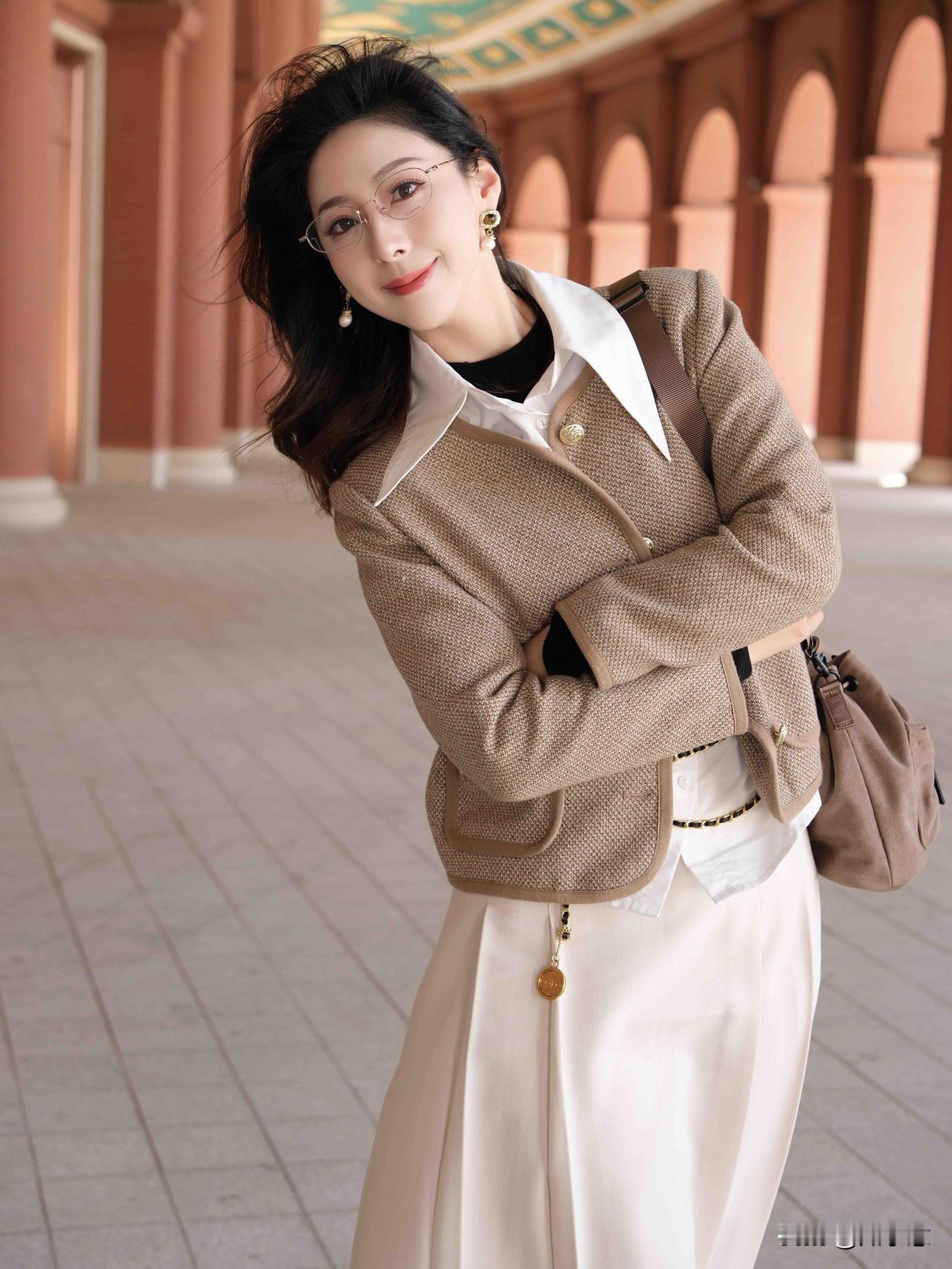 初春的日光最温柔🍃||脱下厚重冬衣，换上轻盈心情
今天搭了副平光镜，文艺又提气