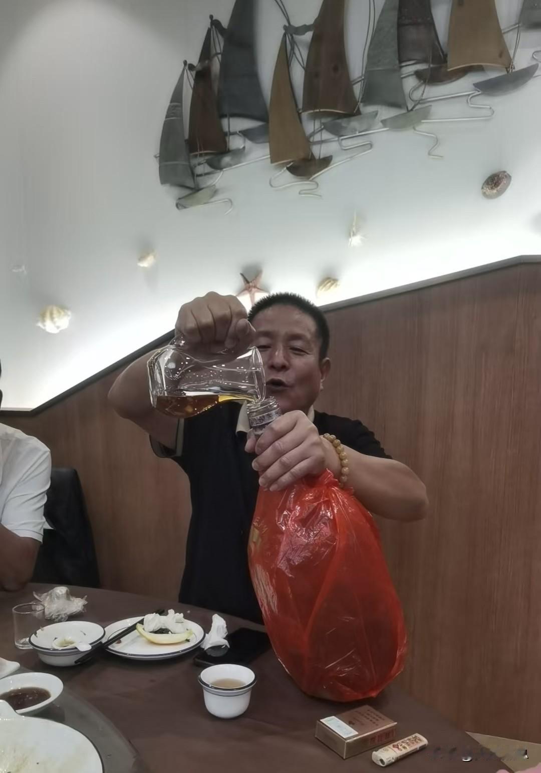 “鸡排哥”成史上陨落速度最快的网红……
“每年都会推出一个底层人物作为典型”
这