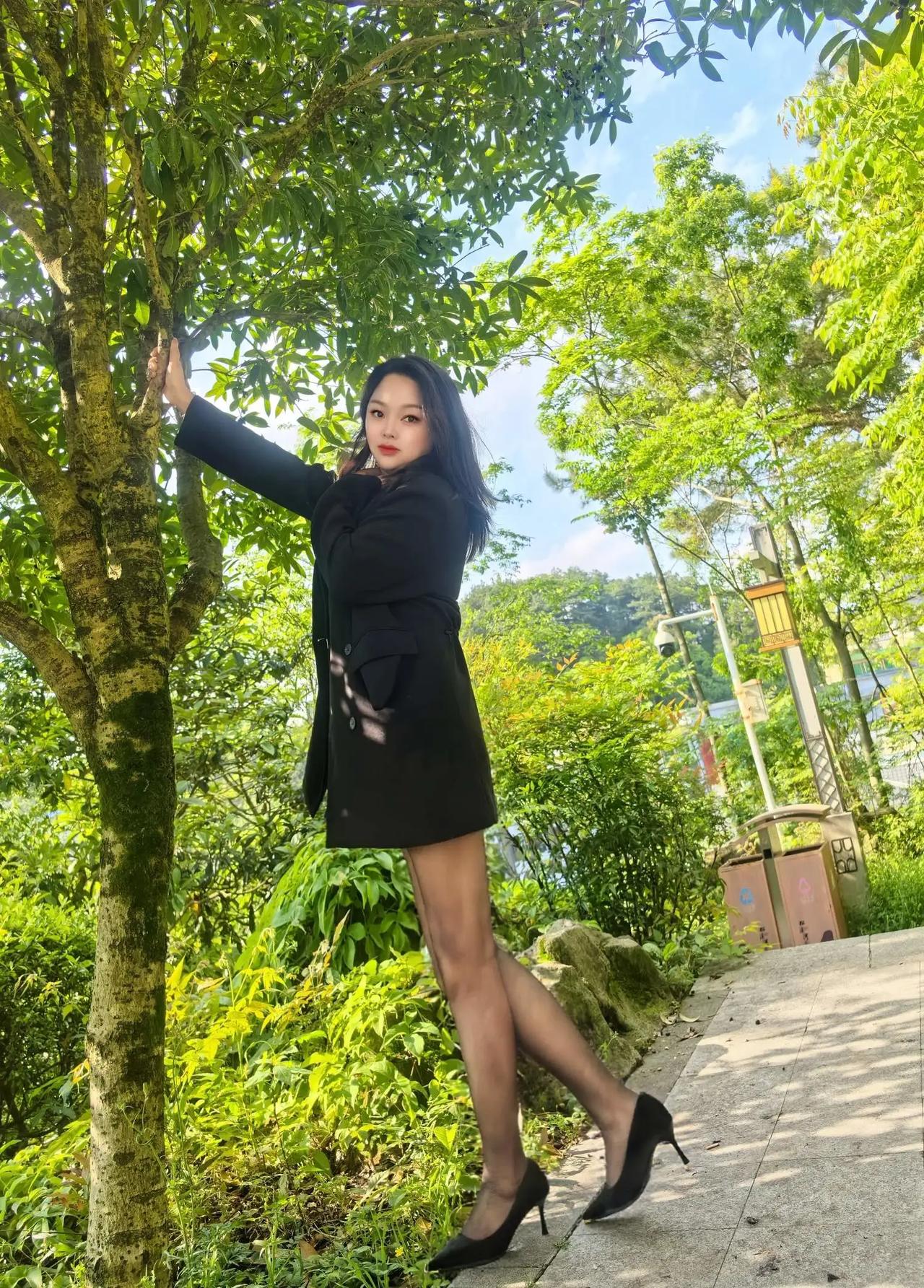 硬是被这位穿着时尚的小姐姐，拉来和她逛公园！