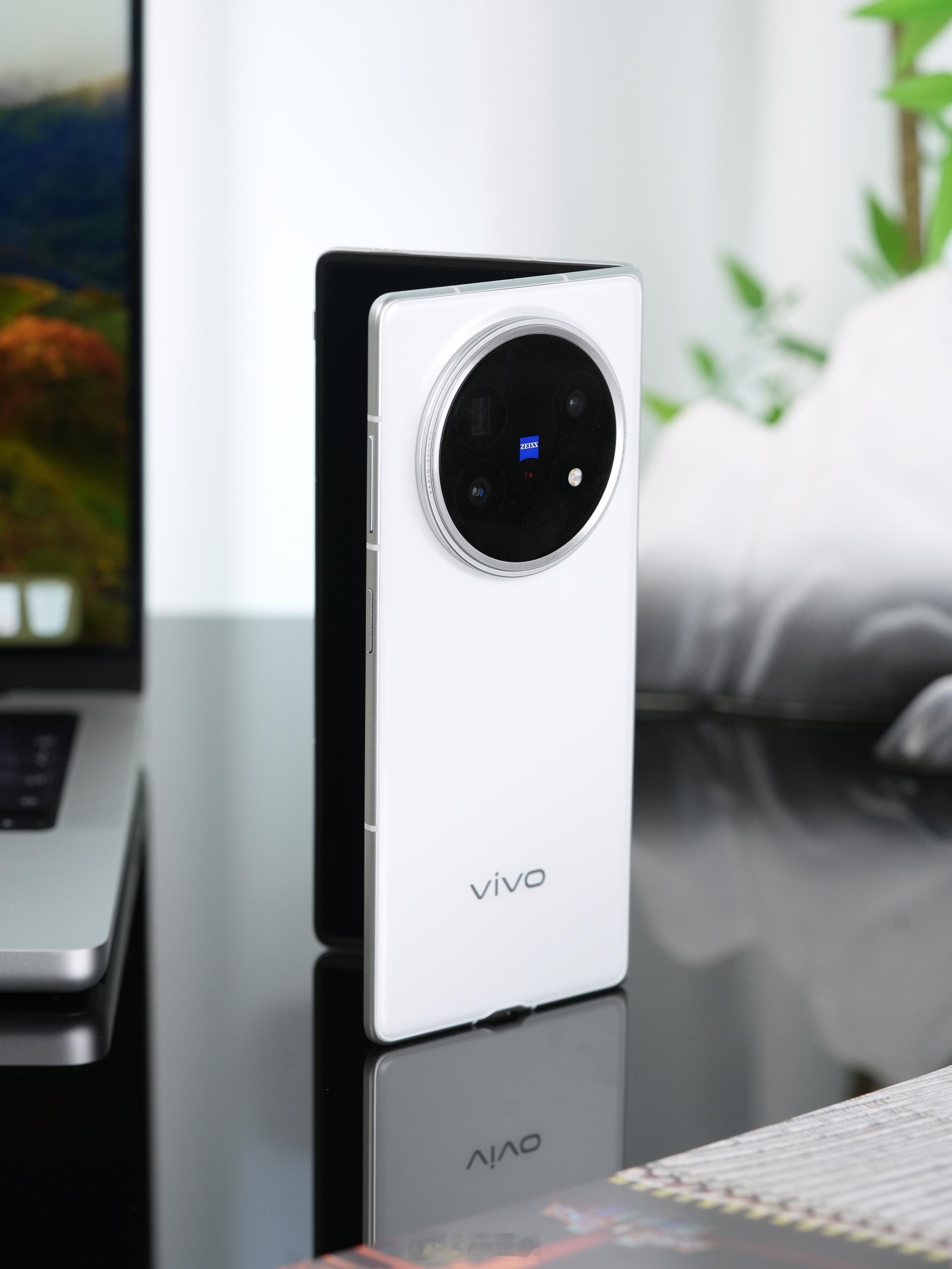 非常轻薄的vivo X Fold5，全球最轻217g，不展开手感就和直板机差不多