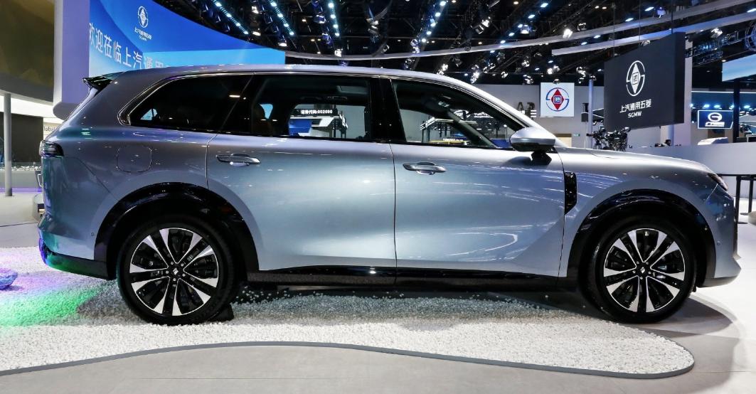 车展上看了一下这款华境S，给我的最大感受就是它的体量非常大，而且线条感是整体偏圆