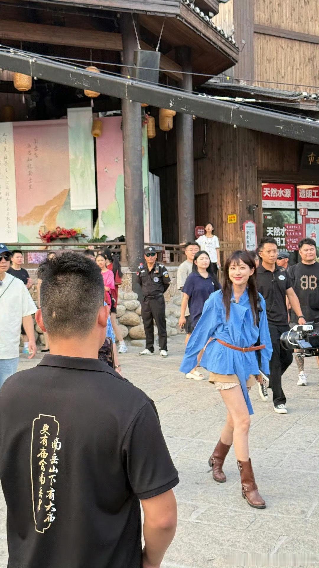 武艺李艺彤搞笑艺家人路透李艺彤搞笑艺家人路透搞笑艺家人 有网友在衡阳捕捉到超欢乐