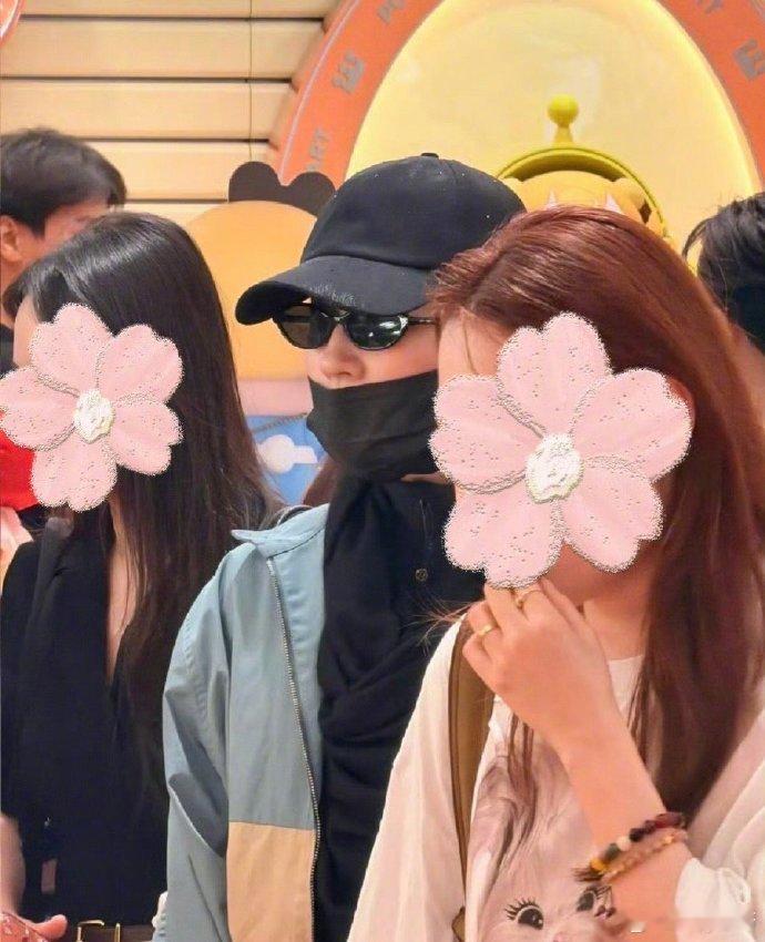 泰国街头偶遇刘亦菲 网友泰国街头偶遇刘亦菲 好美呀女神啊怎么你们都在偶遇，可以让