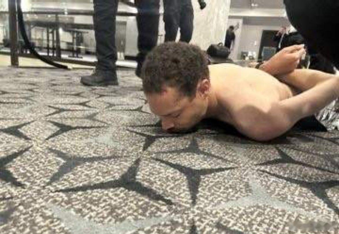 特朗普公布枪手强闯安检录像在白宫晚宴上，一名男子突然闯入，特工高喊开枪，现场陷入