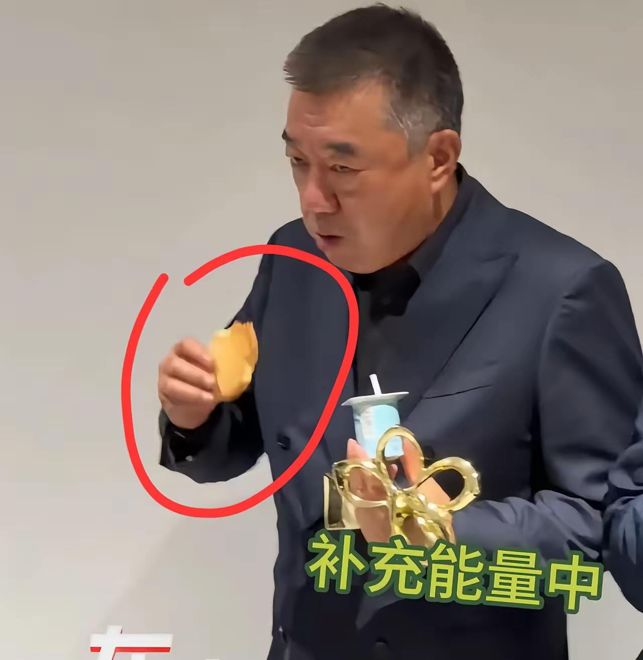 拿奖了一高兴饿了，胃口很好，年龄大了，吃的甜品是啥，敢吃甜的就说明身体不错，一位