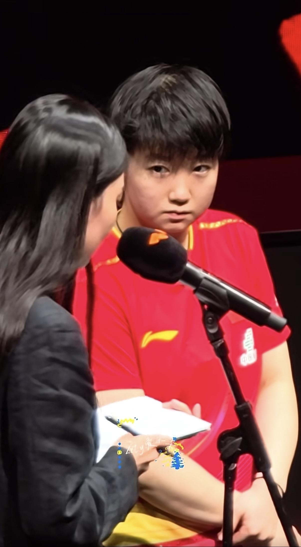 WTT香港总决赛这场比赛太精彩了！孙颖莎和长崎美柚的对决，现场座无虚席。而且莎莎