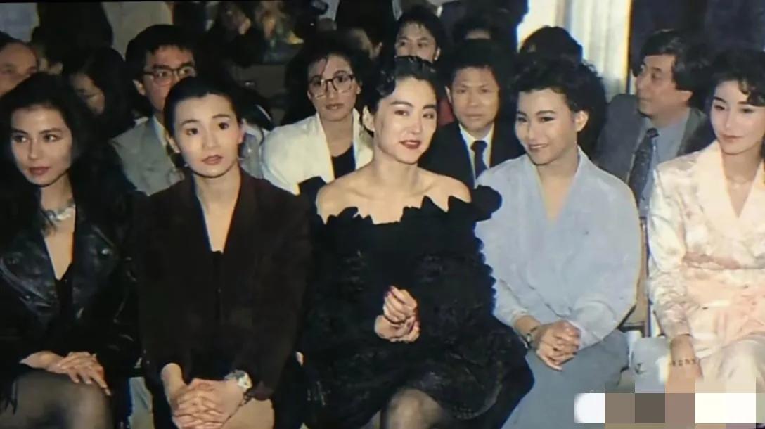 五星同框，第一眼看到的不是妍资灼灼的钟楚红，也非霞姿月韵的林青霞，而是荷骨兰韵的