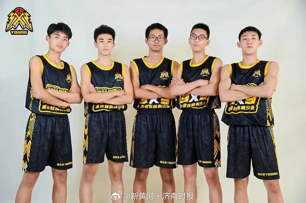 【登顶！#济南一中学男篮获全国冠军#】近日，新浪3X3黄金联赛2024全国总决赛