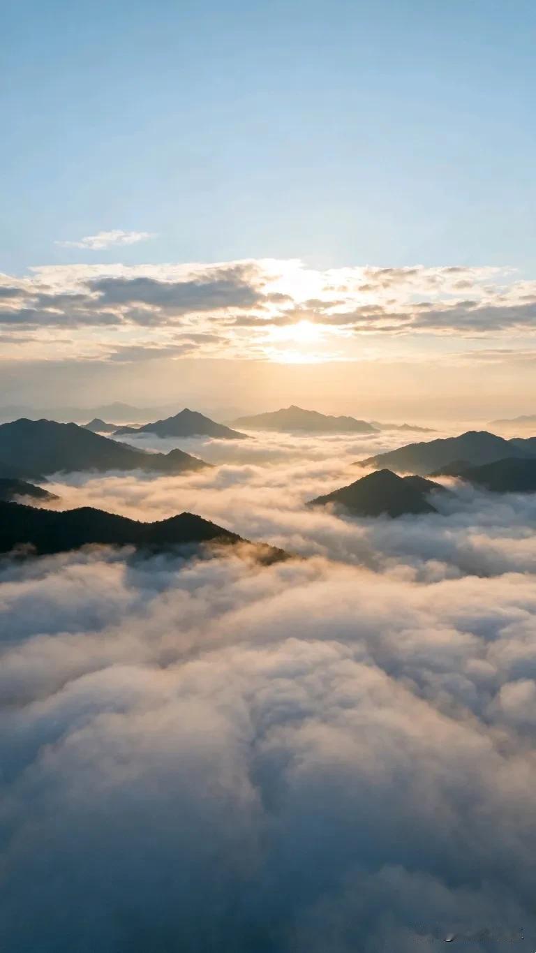 清晨登高山，见云海漫卷。

云雾似棉絮，铺满山谷，如大海波涛，起伏翻涌。远处山峦