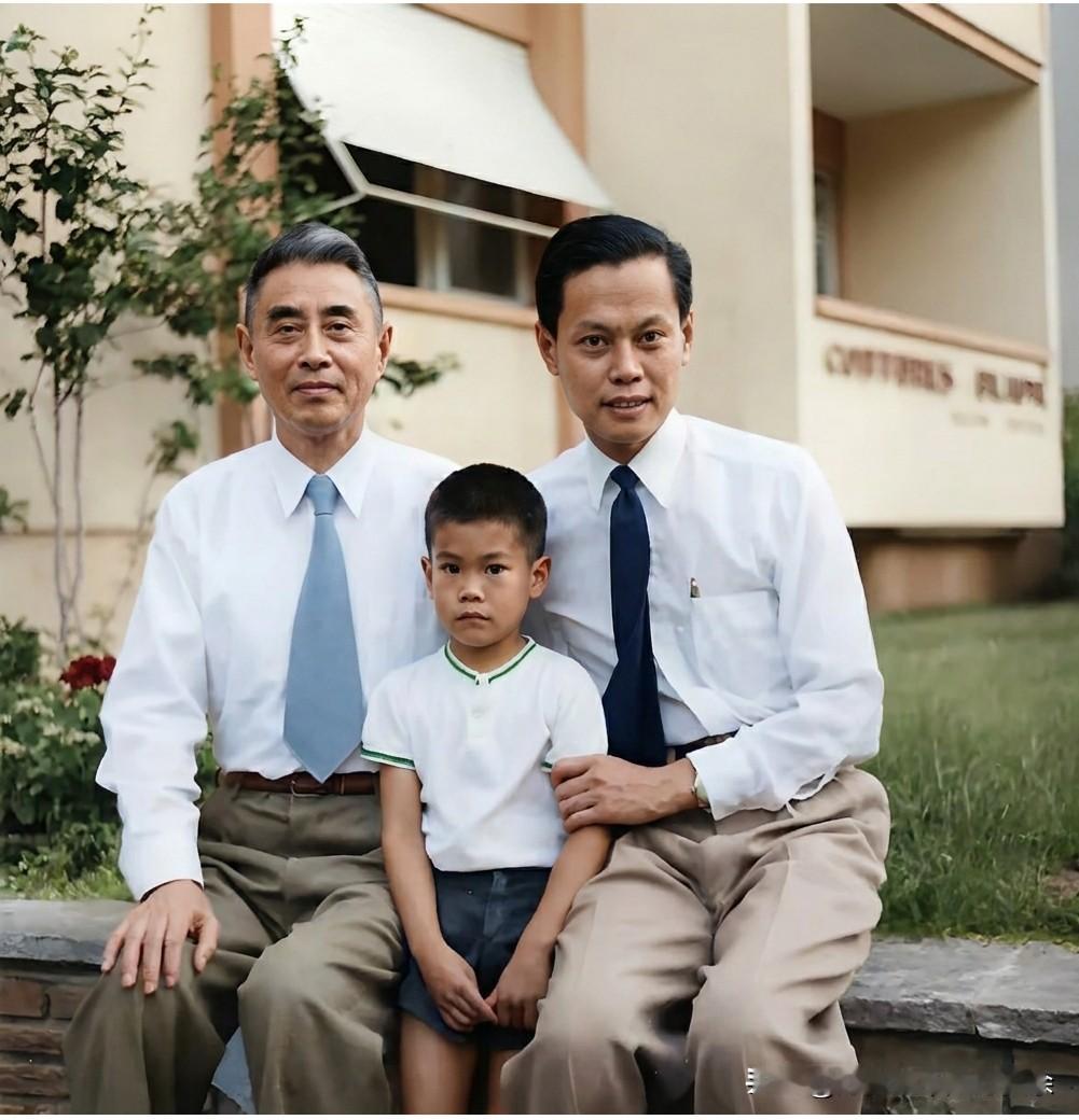 这是1957年杨武之赴瑞士日内瓦与儿子杨振宁及孙子杨光诺团聚时留下的一张珍贵合影