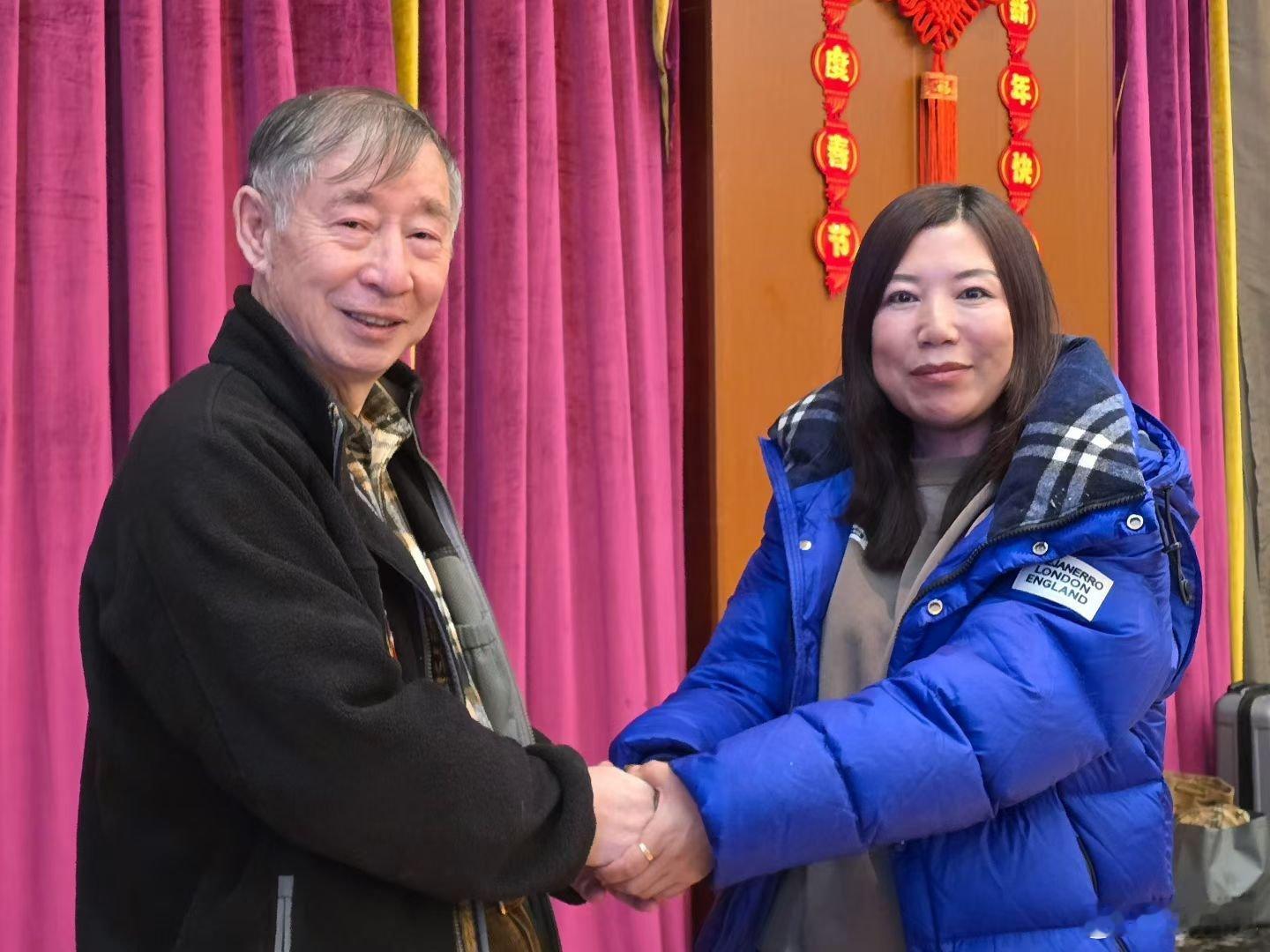 今日贺兰山雪花粉飞，一辆车滑下路基，所幸人员无碍。但见一宁夏女子开了一辆粉色皮卡