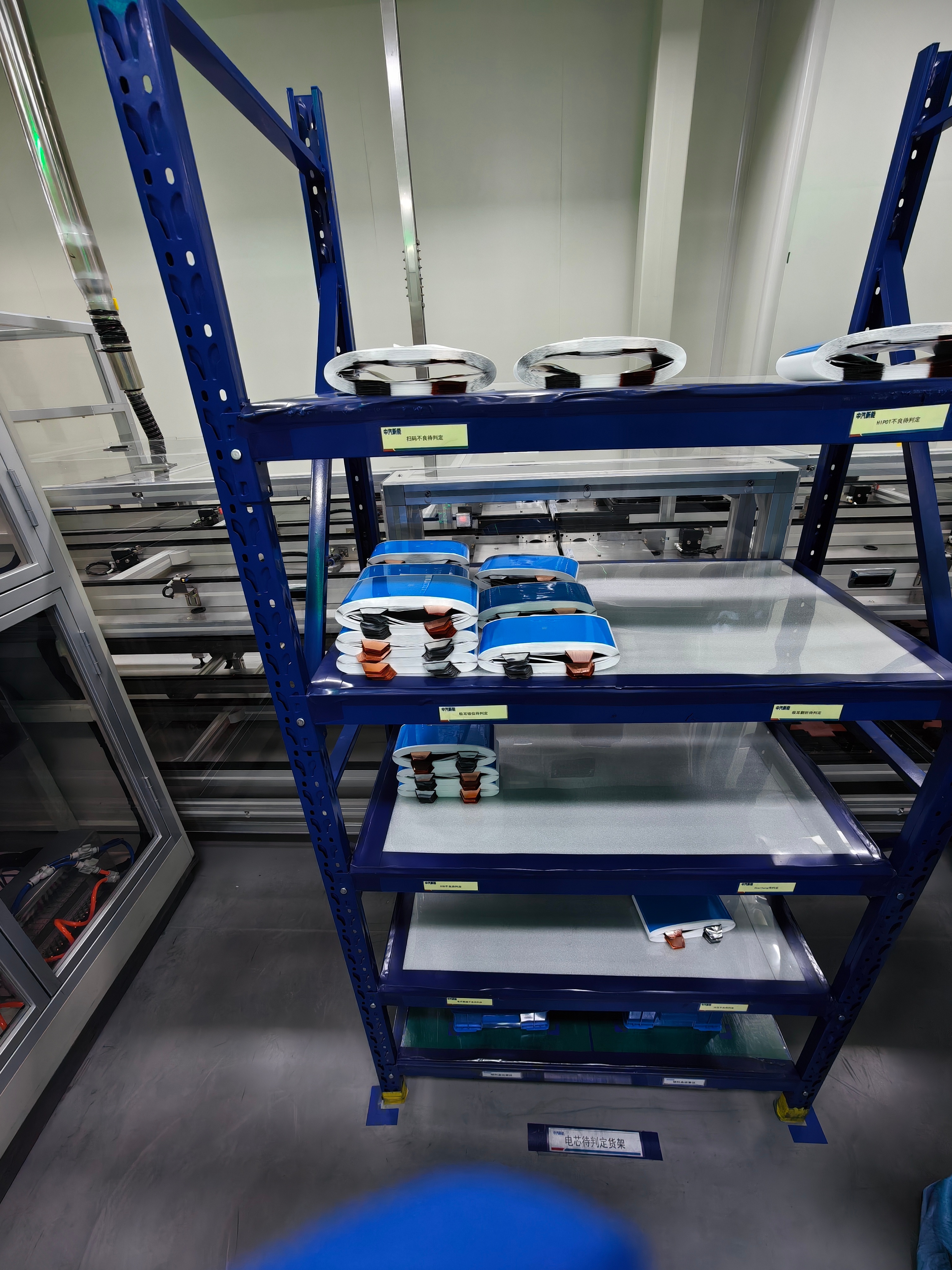 工作之便，零距离参观了一条电芯产线。各种电芯工厂，卷绕的叠片的，天南地北我也见了