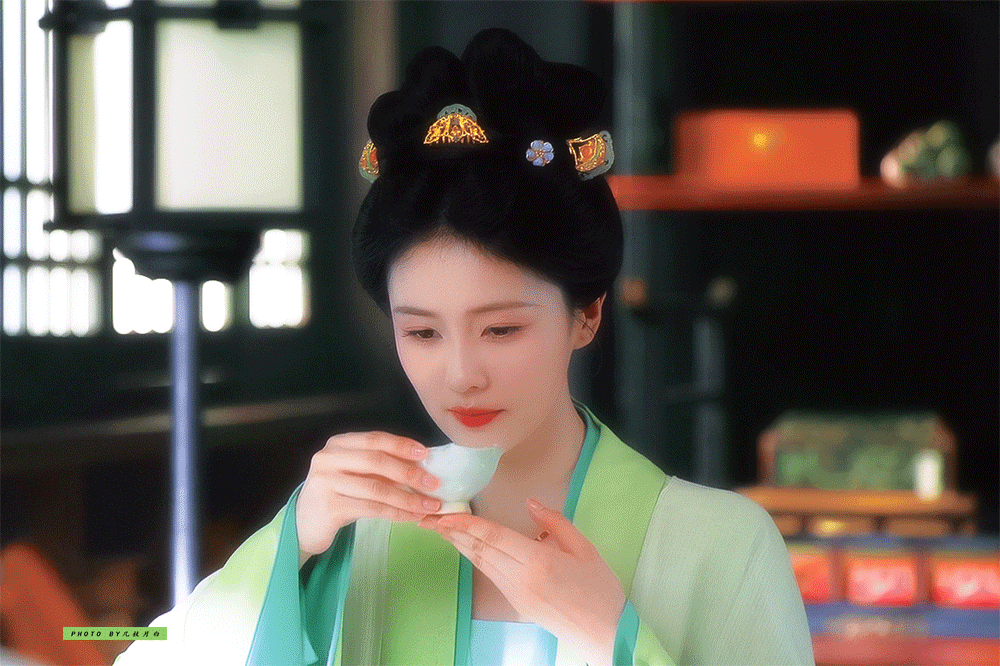 -《莫离》 白鹿🍃叶璃“闲品杯中月，静看庭前树。” 