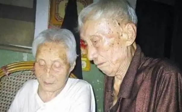1987年，72岁的台湾老兵王德耀，终于回到了落别38年的老家。然而，当驼背的妻