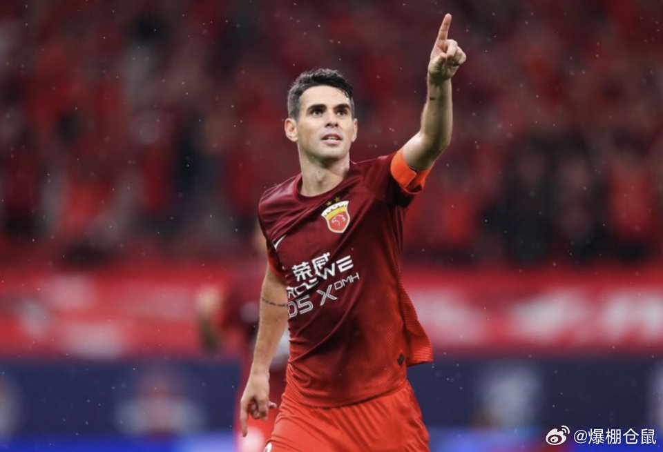 【官方】34岁的巴西球员奥斯卡与圣保罗解约，并就此挂靴退役。奥斯卡曾效力过圣保罗