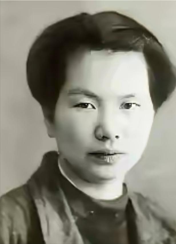 1950年，吴石被枪决，仆人林阿香被拖进审讯室，特务把枪拍在桌上，问她文件藏哪，