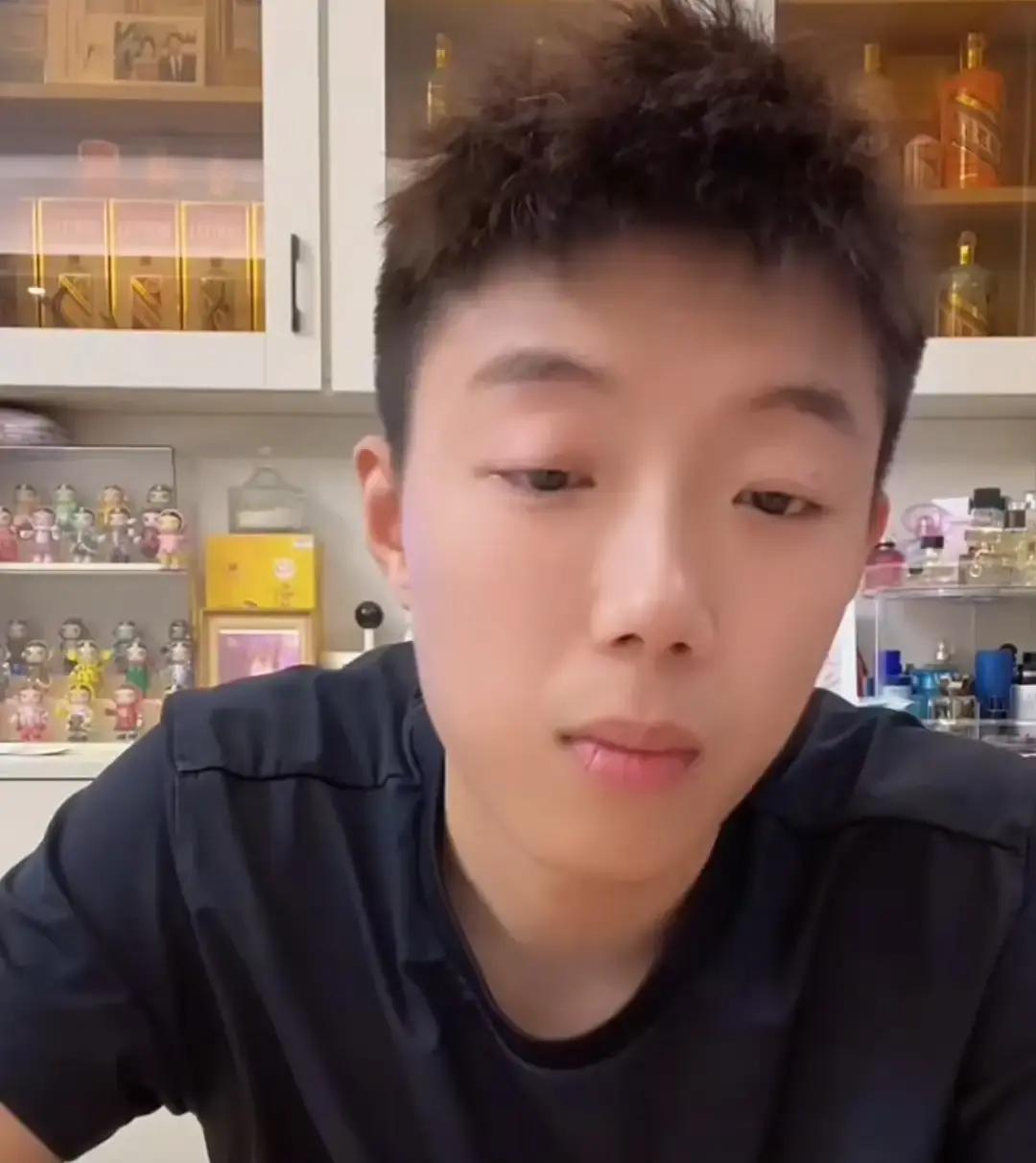 签名球拍炒到上万，尹航一句话拒卖
 
原价一千八，直播间有人出价一万二收他刚签名