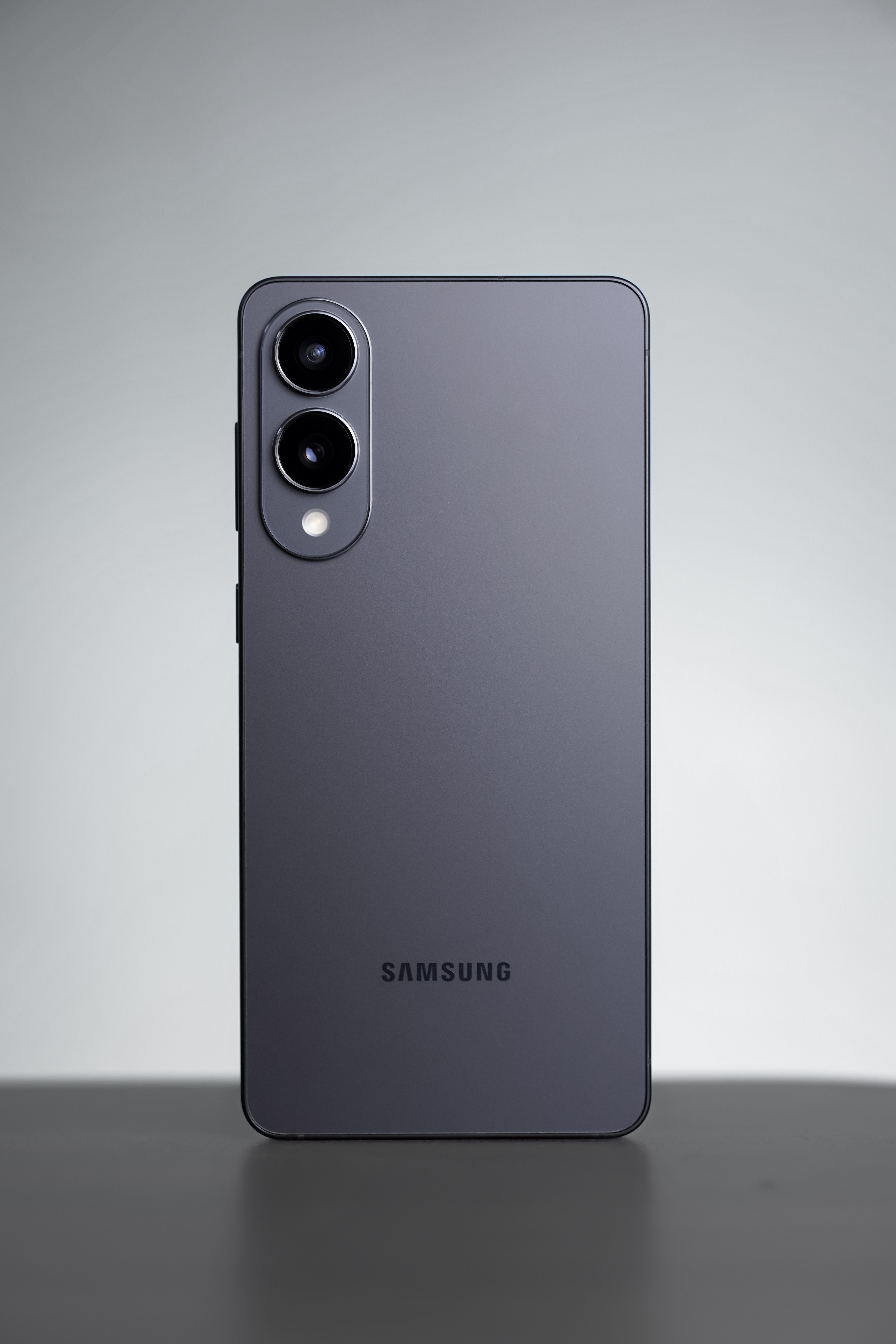 目前最薄的安卓旗舰就是三星Galaxy S25Edge人一旦体验到轻薄带来的快乐
