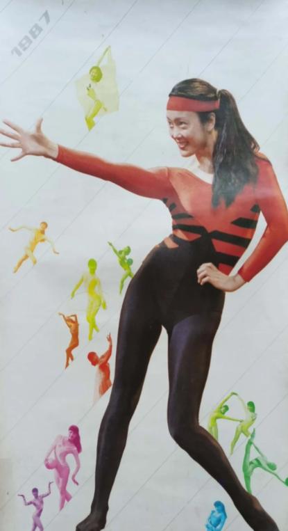 这是1987年的挂历，八九十年代几乎家家都有一本挂历。挂历上的这些人，在当时那个