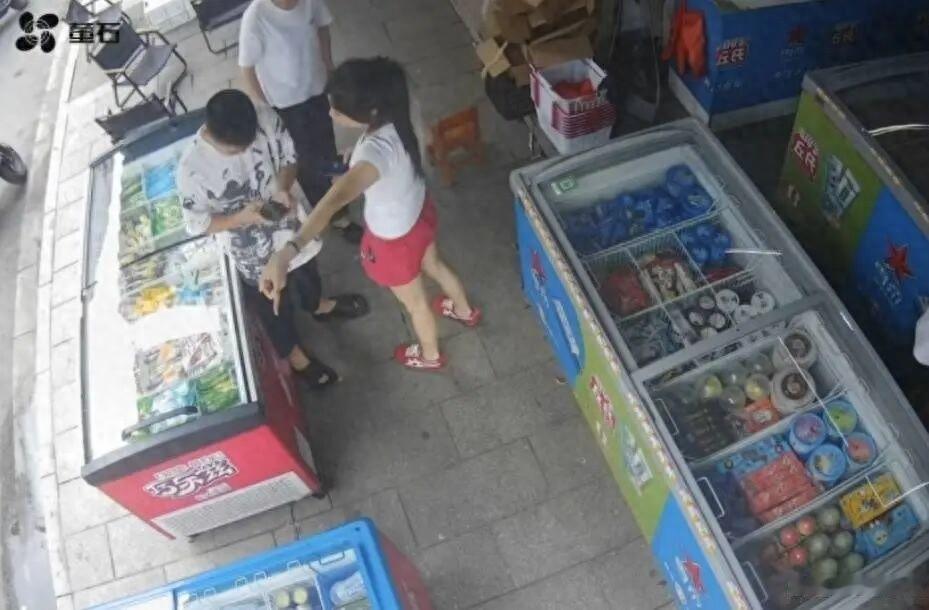 细思极恐！6月11日报道，湖南沅江一男子，在当地经营一家炒货铺，隔壁是家奶茶店。