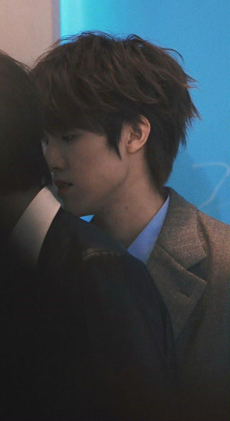 张泽禹冷脸的神 尖叫之夜红毯封神瞬间！风衣杀飒爽登场，身姿挺拔如松，一个冷眼抬眸