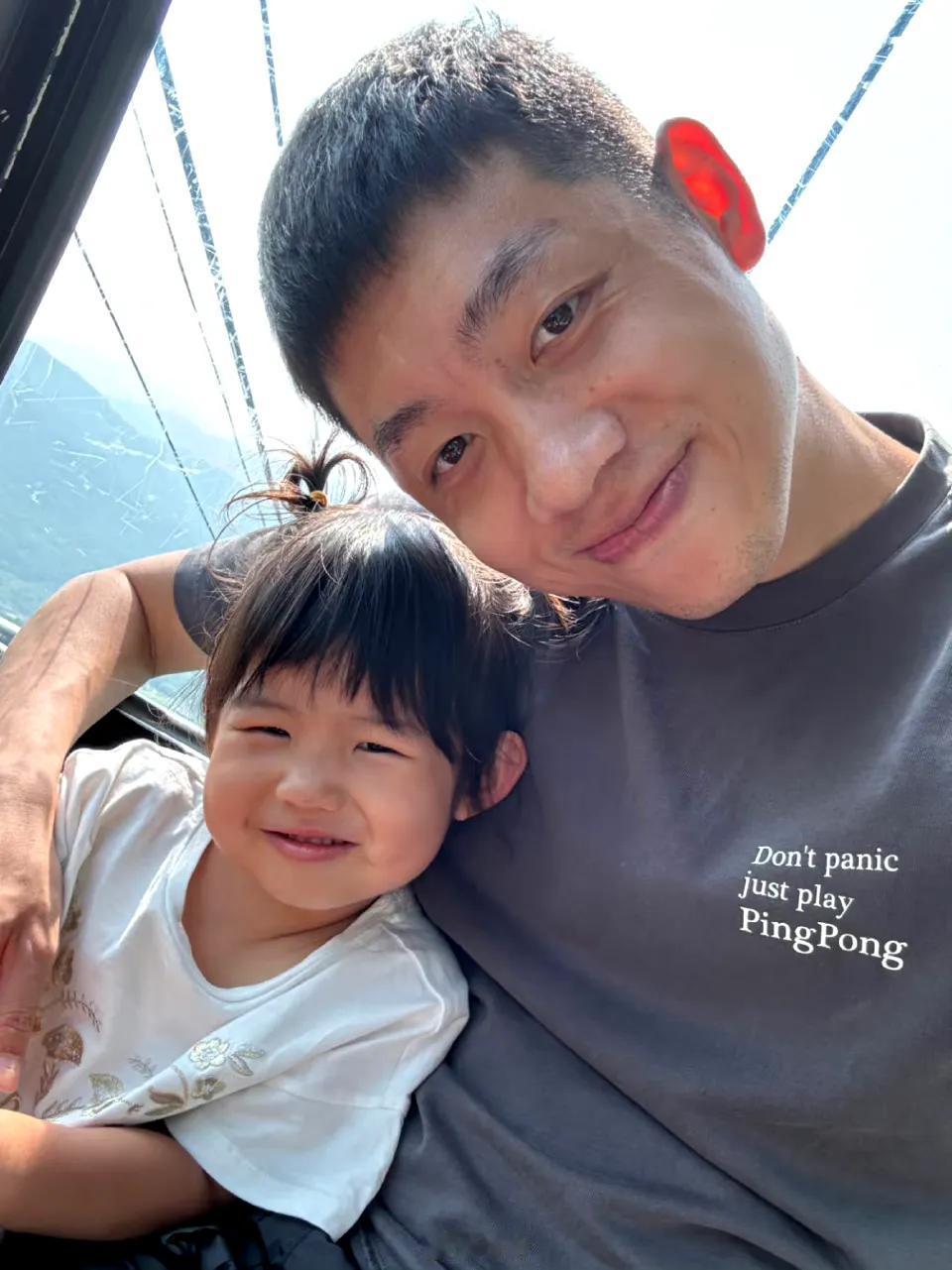 谁说孩子不像许昕，胡扯，这就是女版许昕


许昕微博发文，祝三岁的女儿生日快乐?